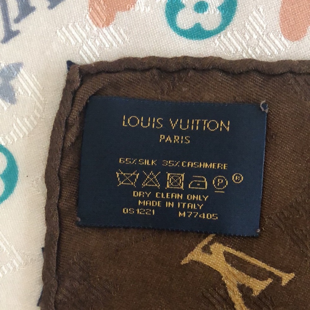 Louis Vuitton Game On Shawl. 65% Silk and 35% Cashmere - Picture 5 of 10